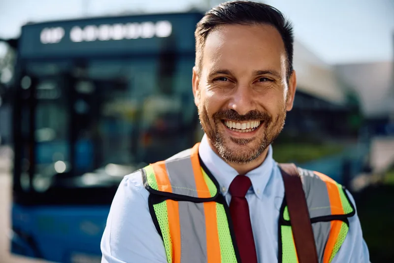 Fahrer neben einem Bus