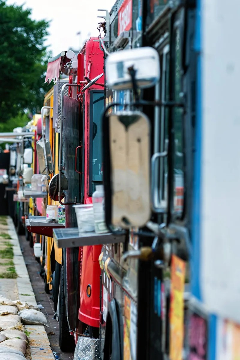 Foodtrucks in einer Reihe bei einer Freiluftveranstaltung