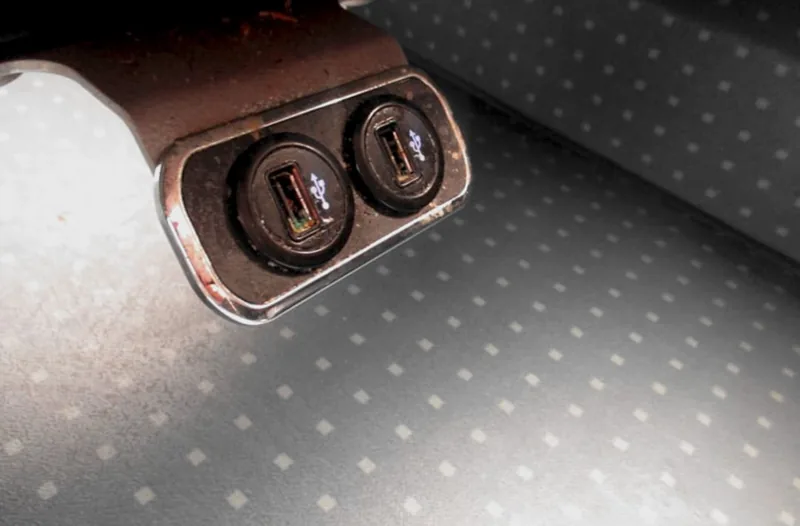 USB-Ladebuchsen neben einem Fahrgastsitz