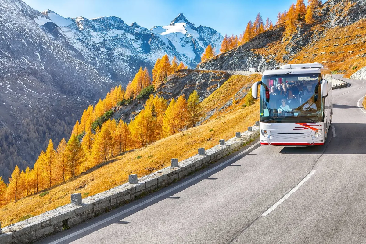 Autocar por una carretera de montaña en los Alpes