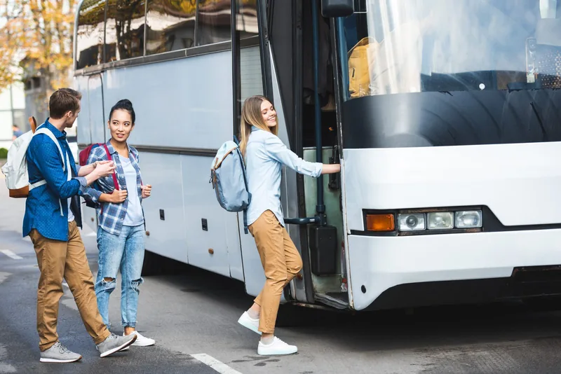 Reisende steigen gemeinsam in einen Reisebus