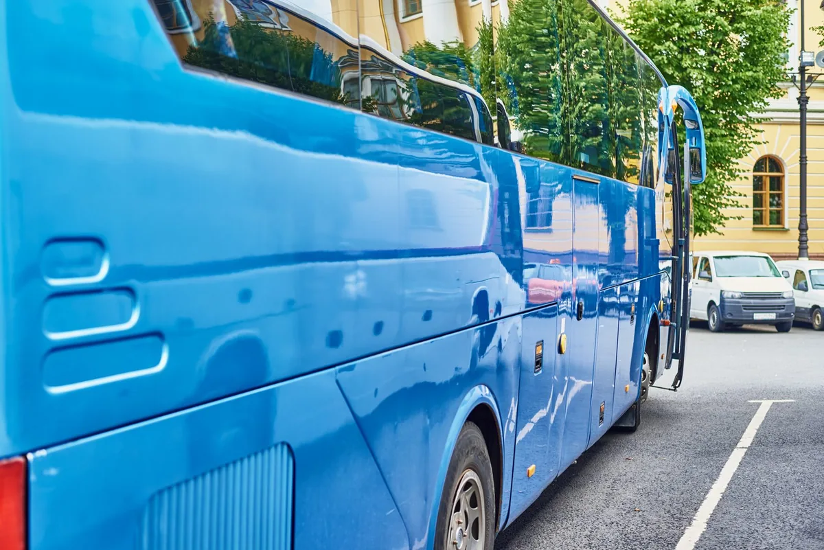 Blauer Reisebus am Straßenrand